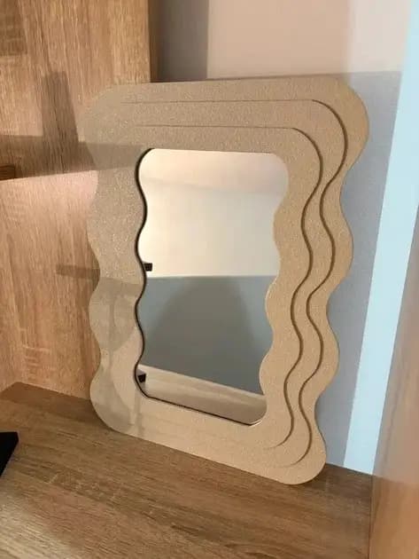 Настінне дзеркало з хвилястою рамкою, молочне, 27×37 см Без бренду